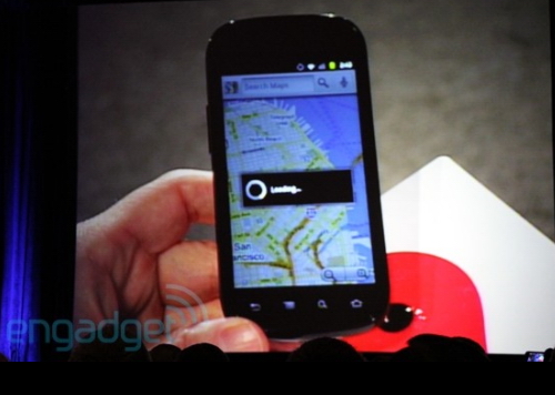 El CEO de Google muestra el Nexus S en una conferencia